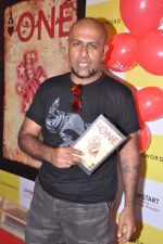 Vishal Dadlani at One book launch in Kemps Corner, Mumbai on 9th July 2013 (47).JPG